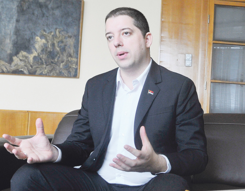 Vučić Srbiju voli više od sebe