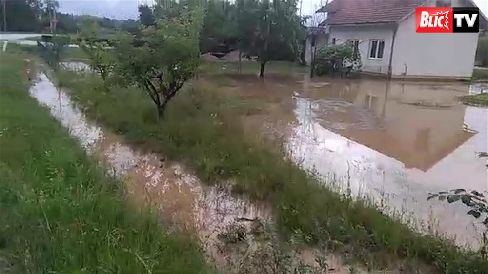Poplava blokirala selo (VIDEO)