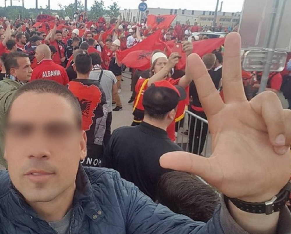 Srbin sa tri prsta među hiljadama Albanaca