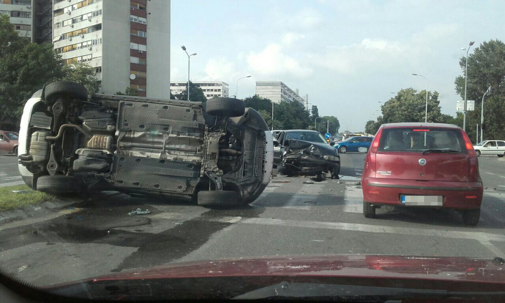 Prevrnulo se vozilo, saobraćaj usporen