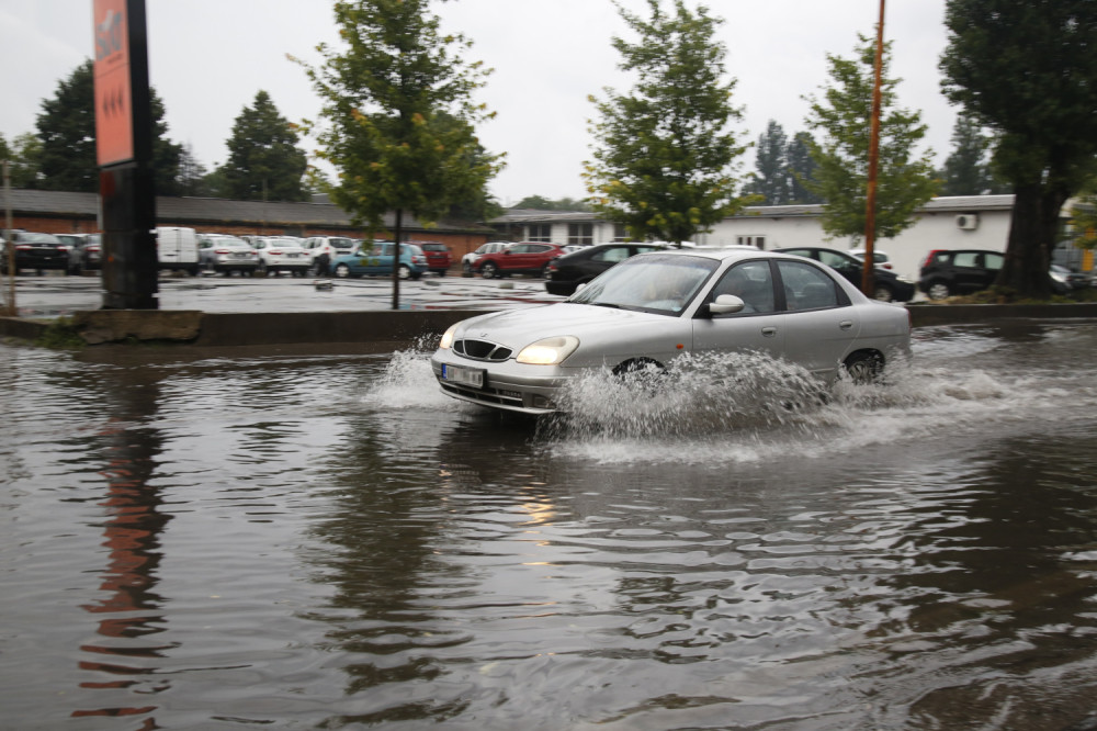 Vatrogasci evakuisali putnike zarobljene u autu