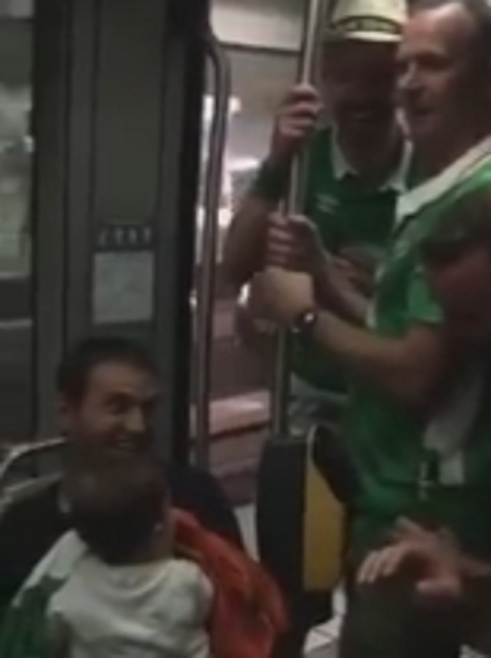 Irski navijači pevali bebi uspavanku (VIDEO)