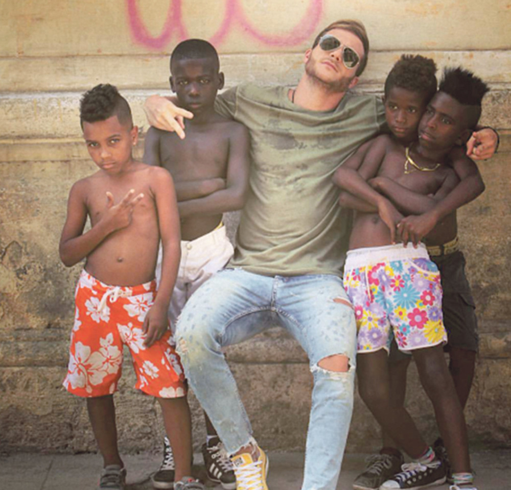 Saša šarmirao mališane na Kubi!