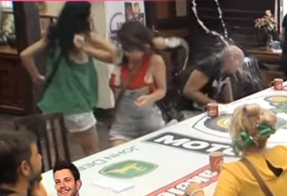 Mića pljunuo Jelenu, Saška polila Mikija (VIDEO)