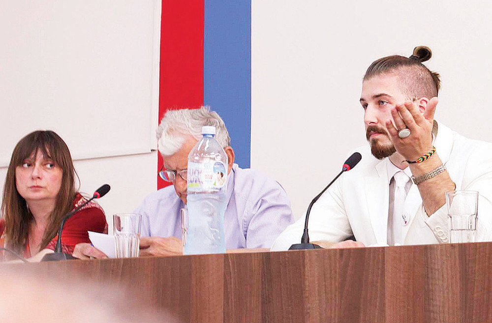 Beli se sprdao sa odbornicima