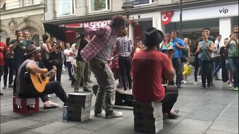 Megazvezda u ulozi uličnog svirača (VIDEO)
