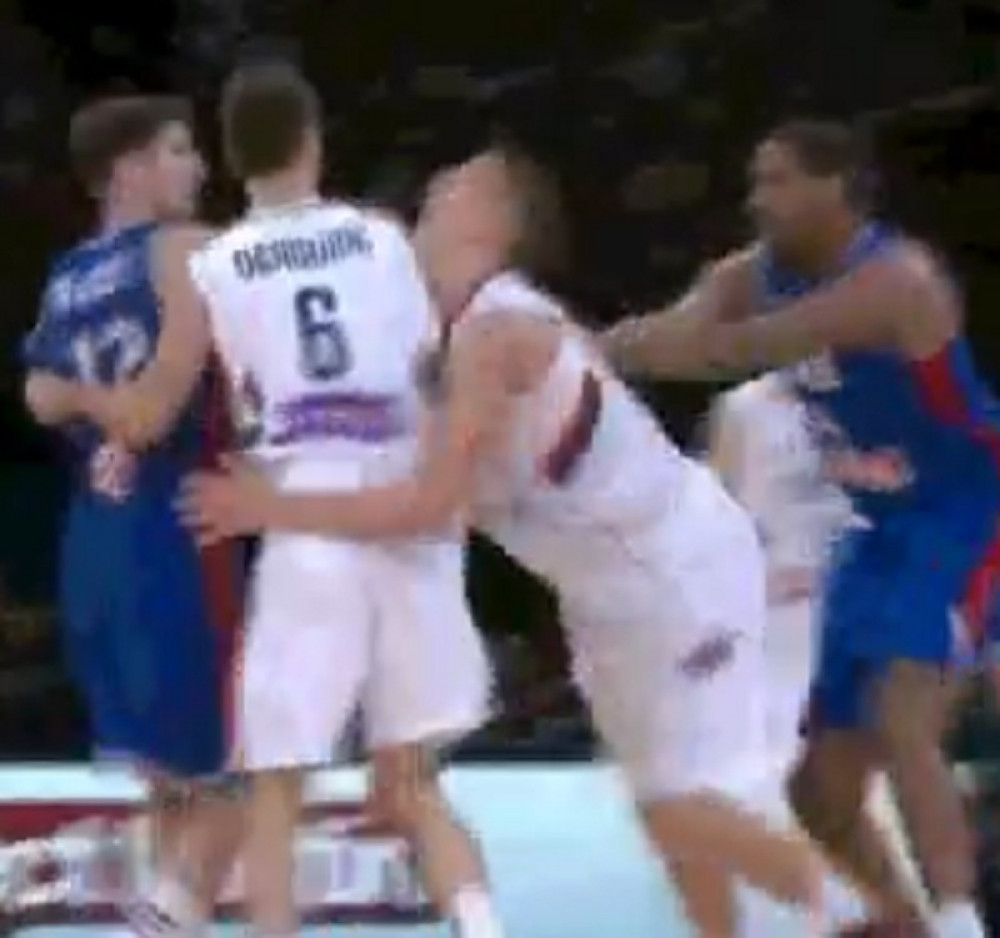 Bezobrazni Ažinsa s leđa odgurnuo Jokića (VIDEO)