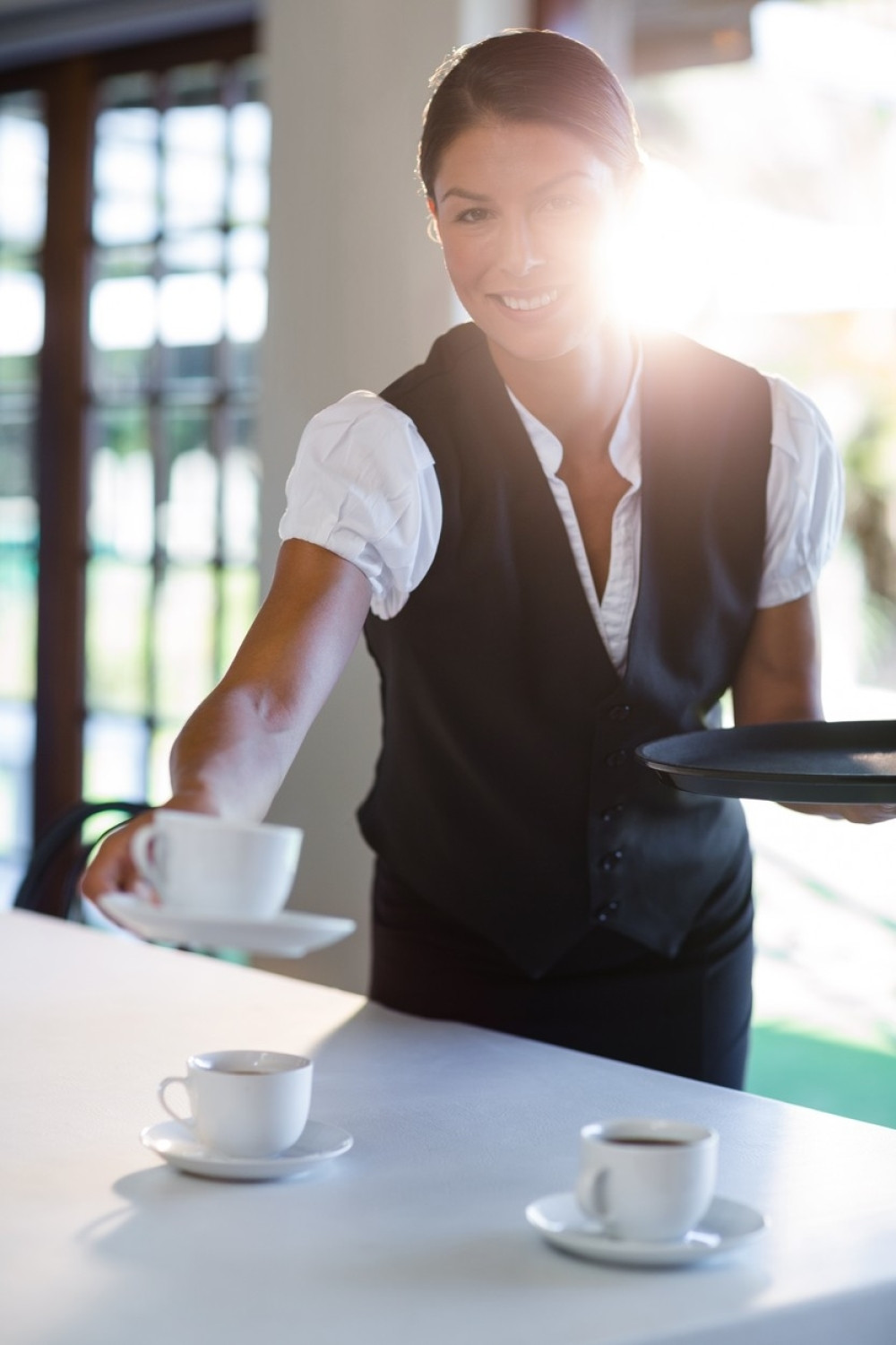 Konobarica sa najbržim refleksima (VIDEO)