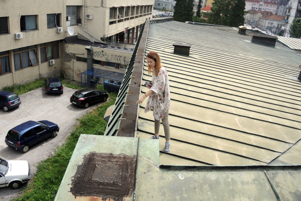 Dečak (13) pao sa KROVA ŠKOLE, a samo je hteo da bude dobar drug