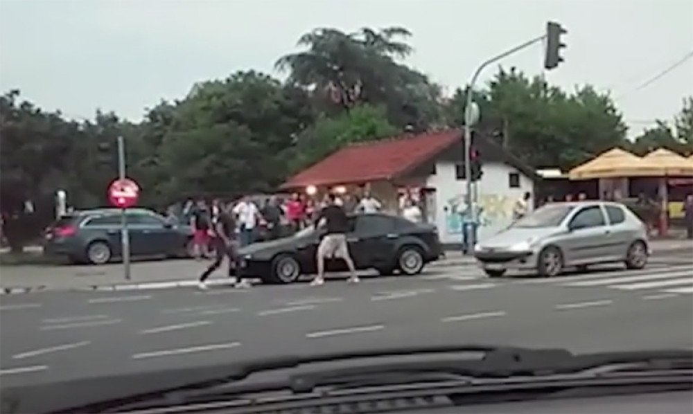 Bahati vozač se tukao sa pešacima! (VIDEO)