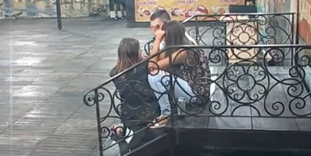 Napolju me čeka oženjeni dečko