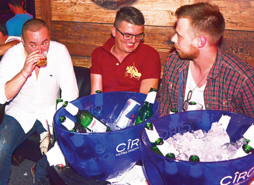 Đani se naliva pred nastup!