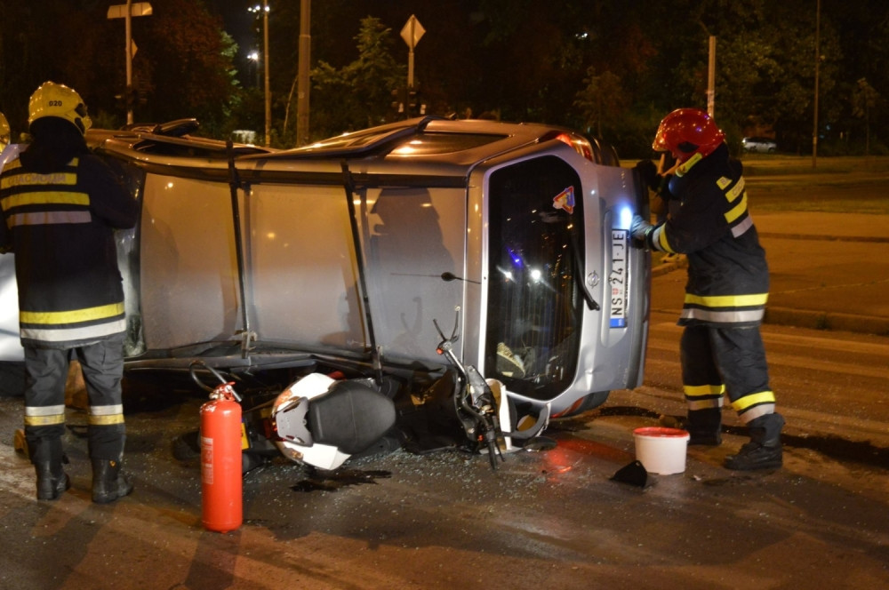 Od siline udarca automobil se prevrnuo
