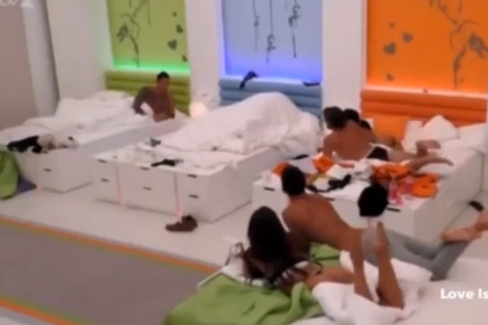 Britanci šokirani seksom u rijalitiju (VIDEO)