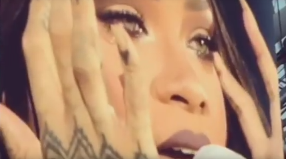 Zašto je Rijana plakala na svom koncertu? (VIDEO)