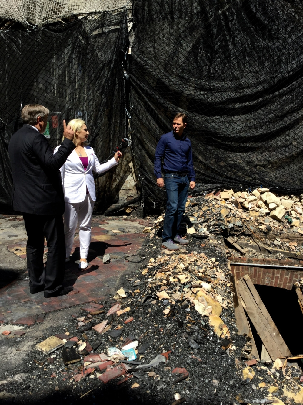 Mali i Mihajlović obišli izgorelu srpsku crkvu (FOTO)