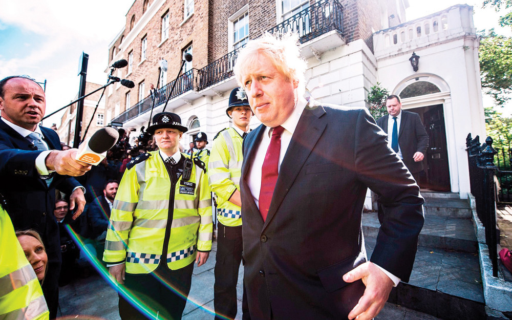 Muslimanke zvao poštanskim sandučetom, ne zna koliko dece ima, vređao Italijanima pe*ise! Borisu je otac Turčin, voli Srbe, zovu ga BRITANSKIM TRAMPOM!