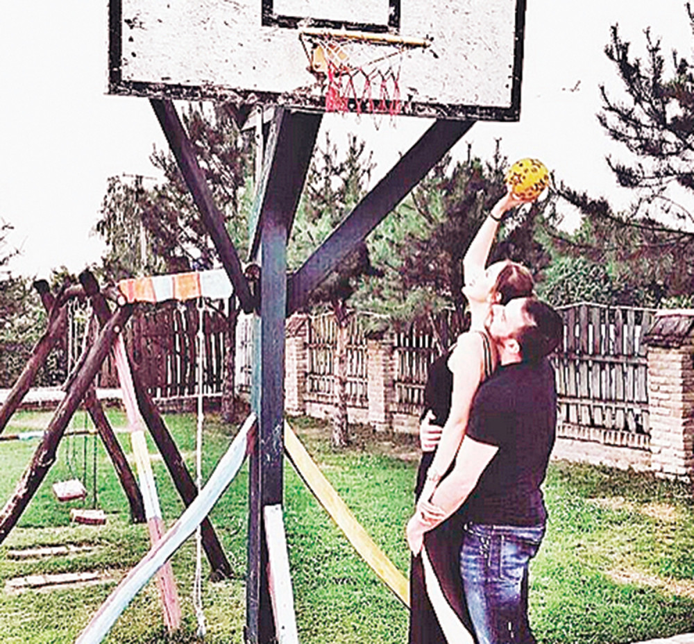 Filip uči Aleksandru da igra košarku