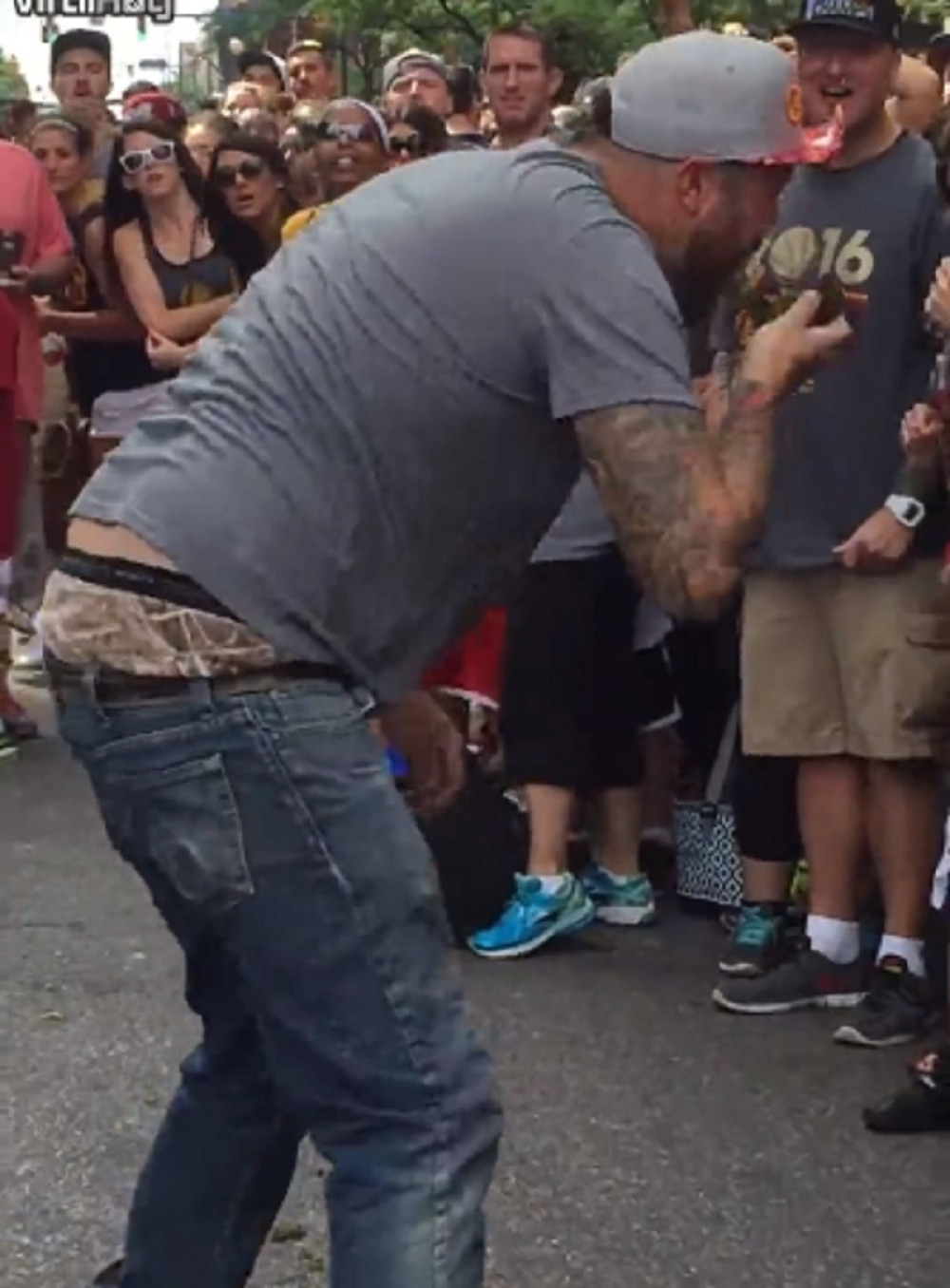 Pojeo izmet na Klivlendovoj proslavi (UZNEMIRUJUĆI VIDEO)