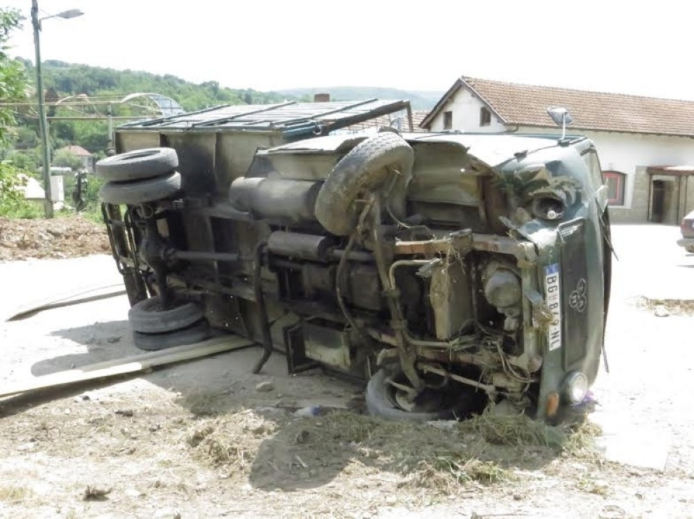 Prevrnuo se kamion pun migranata, vozač pobegao!