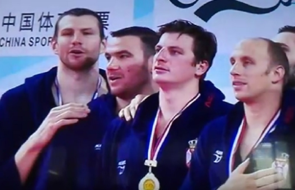Vaterpolsiti ponosno pevaju "Bože pravde" (VIDEO)