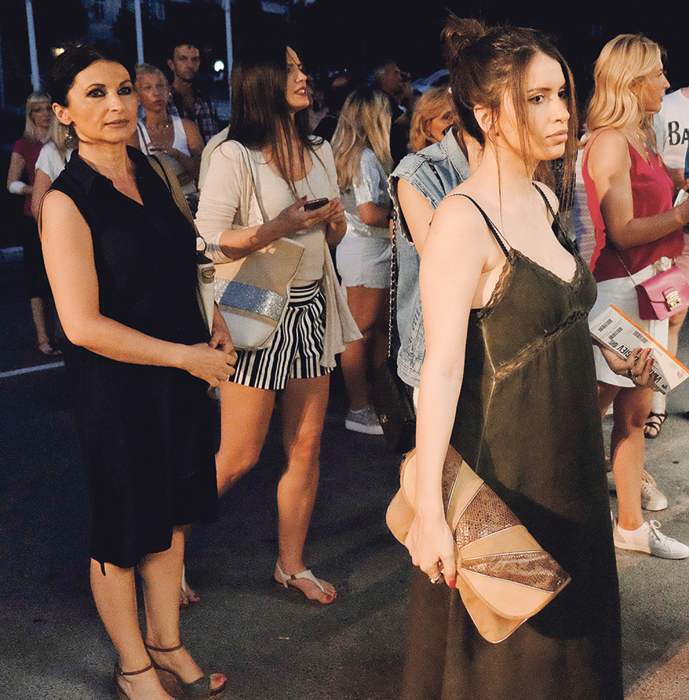 Vladina devojka i tašta čekale u redu (VIDEO)