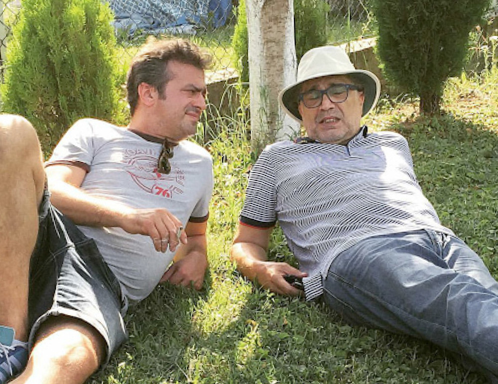 Sergej i Voja leškare u hladovini