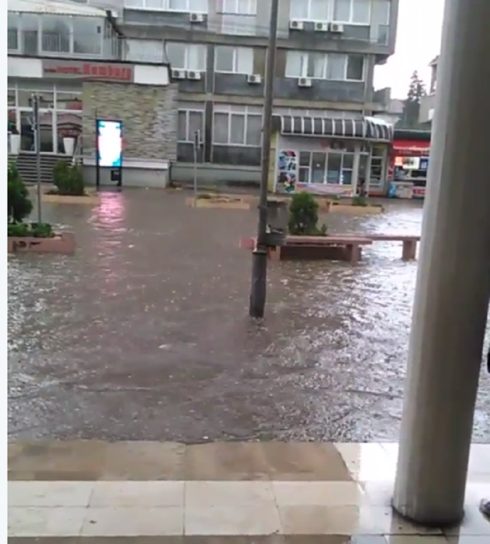 Vetar čupao saobraćajne znakove (VIDEO)