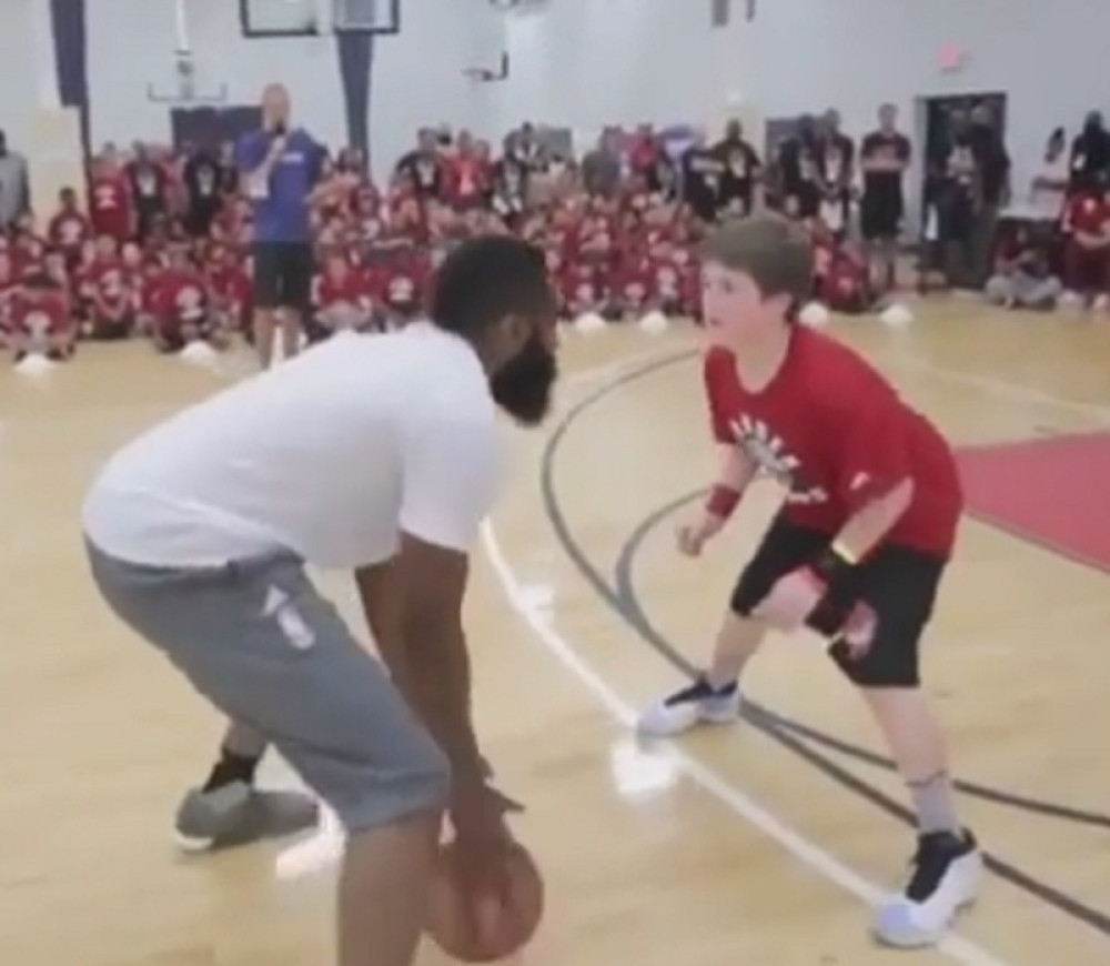 Harden trikom ponizio dečaka (VIDEO)