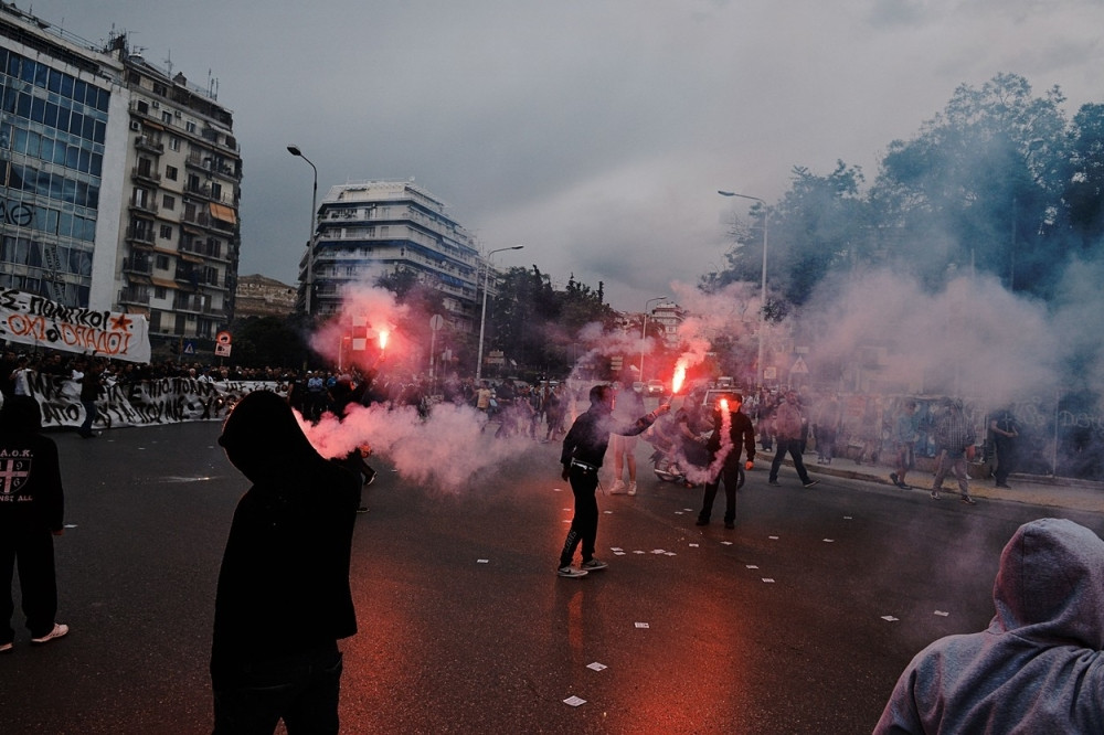 Huligani napali Francuski kulturni centar