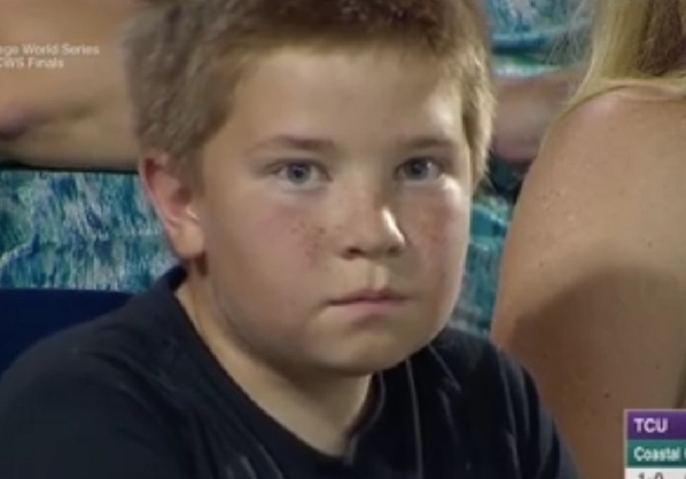 Komentatori pričali o dečaku umesto o utakmici (VIDEO)