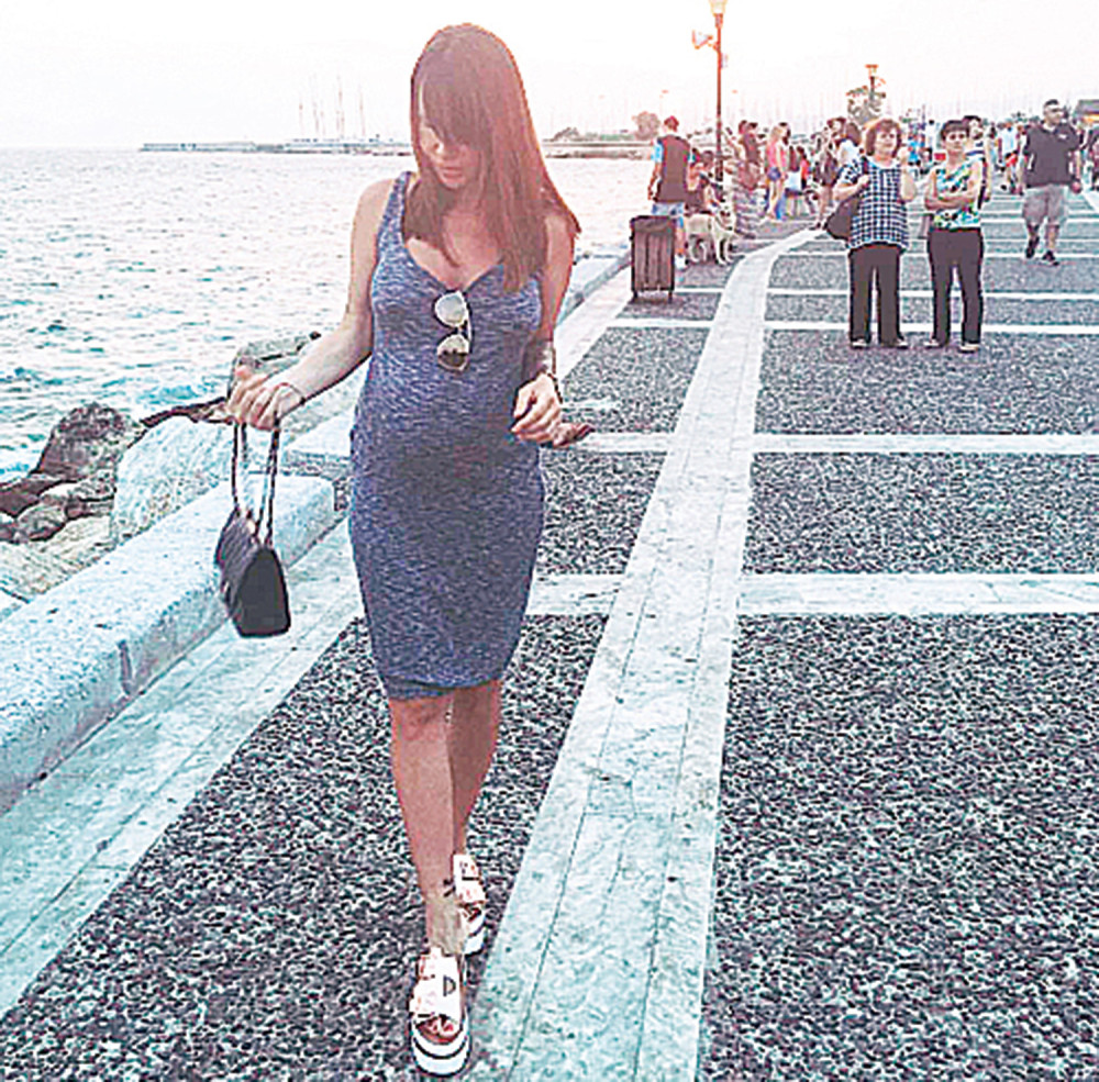 Nikolija pokazala trudnički stomak