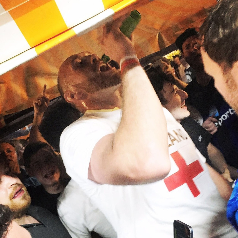 Fjuri čašćavao pićem u Nici