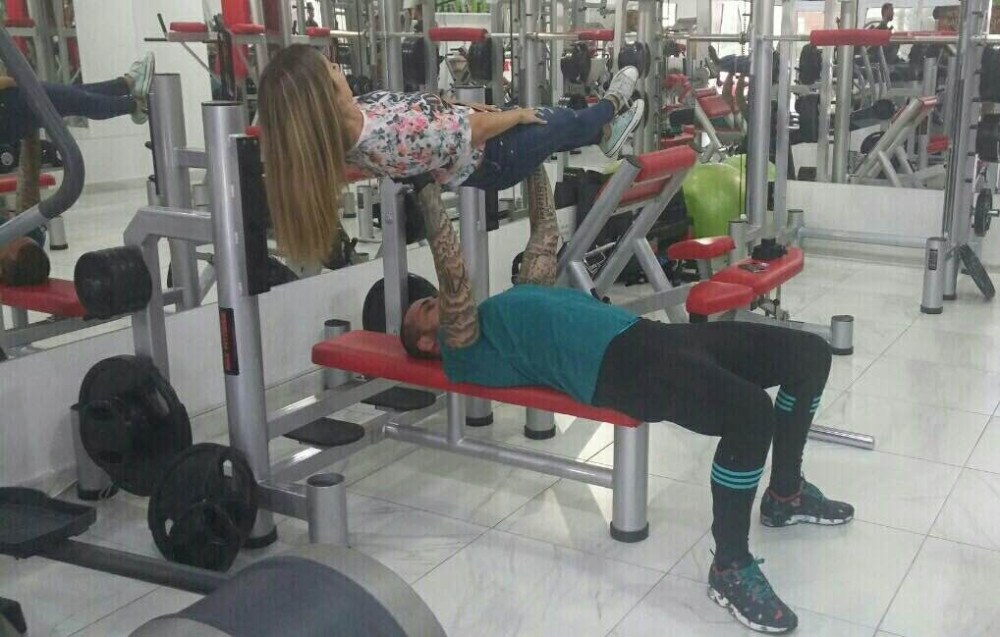 Kapor diže devojke umesto tegova