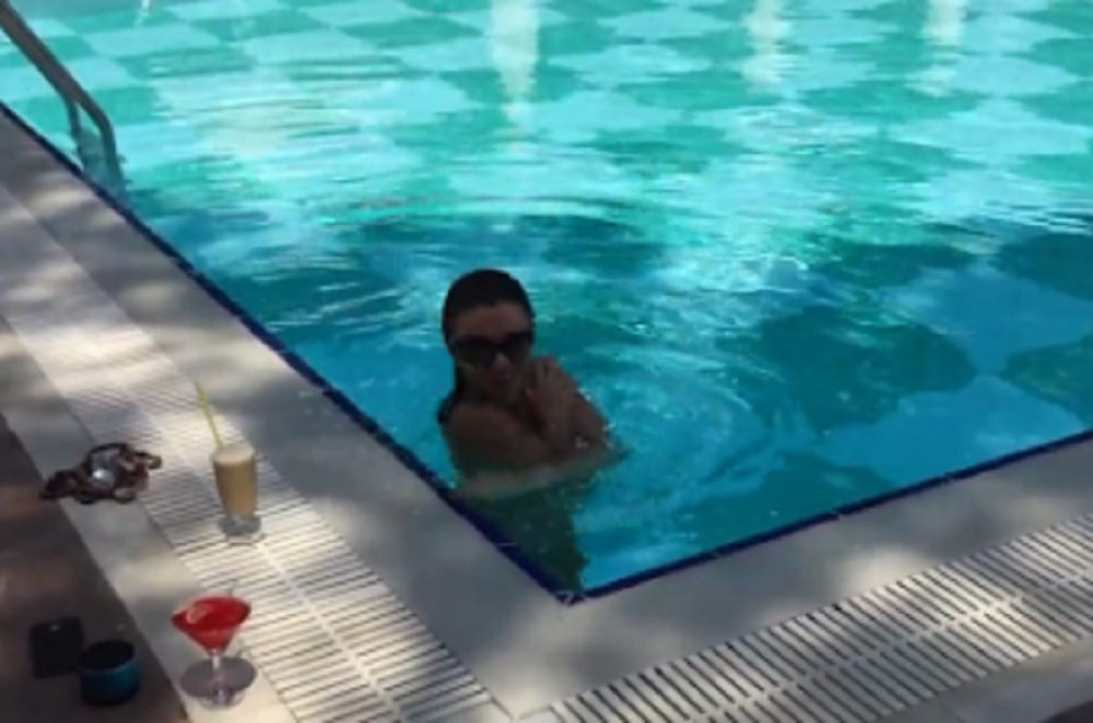 Gola Stanija u bazenu (VIDEO)