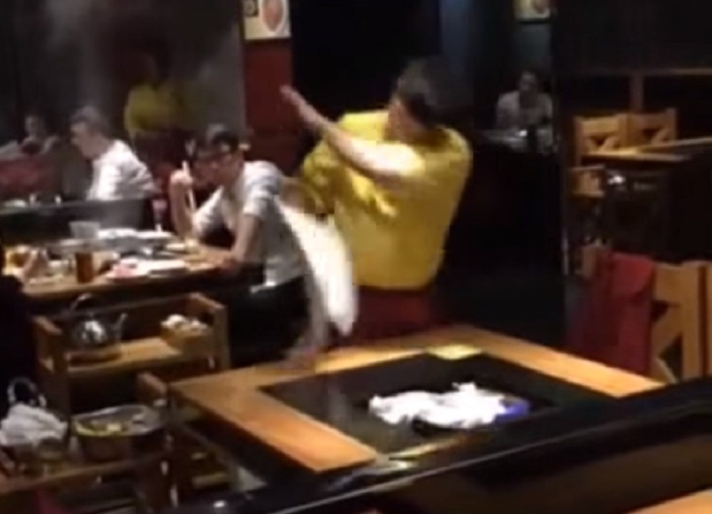 Ljudi, šta uradi ovaj čovek? (VIDEO)