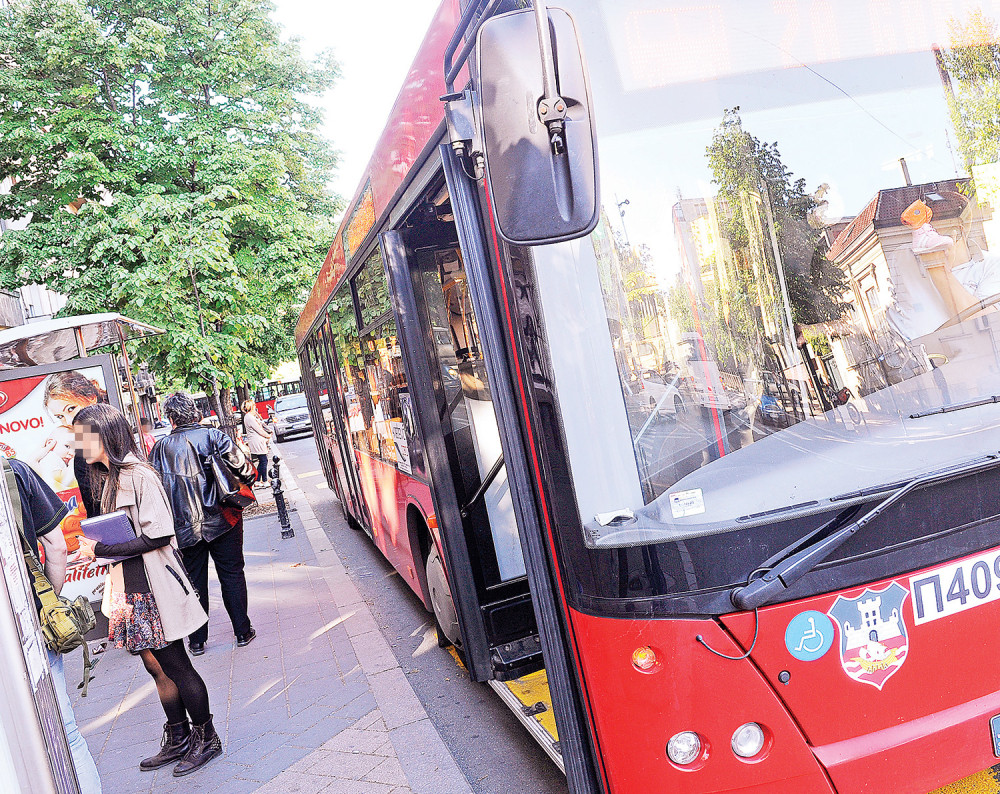 Manijak vreba devojke u busu!
