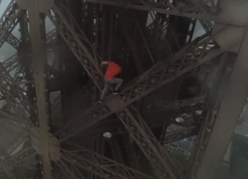 Golim rukama se popeli na Ajfelovu kulu (VIDEO)