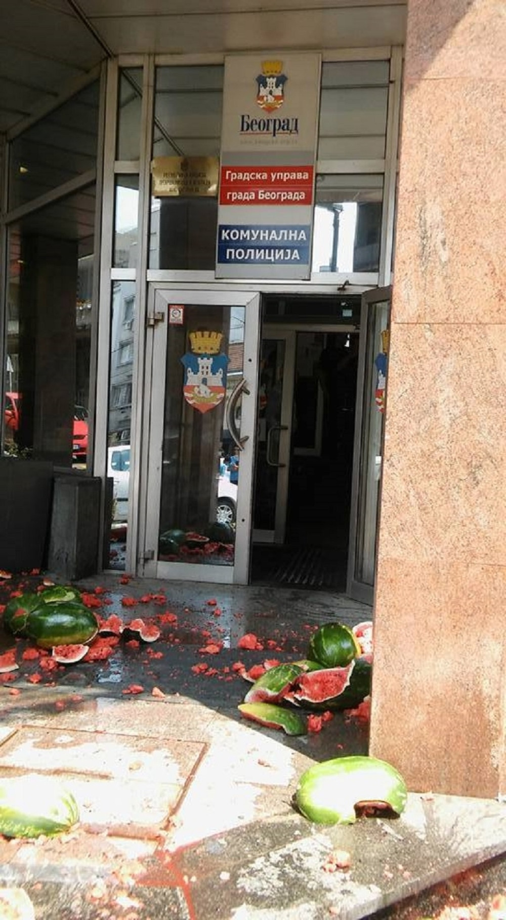 Gađali lubenicama komunalce