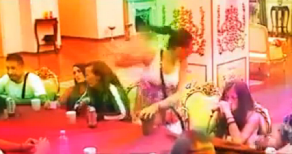 Beba gađala Anu limenkama (VIDEO)