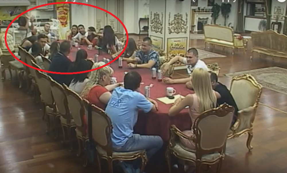 Maca dobila po glavi zbog Aninih bradavica (VIDEO)