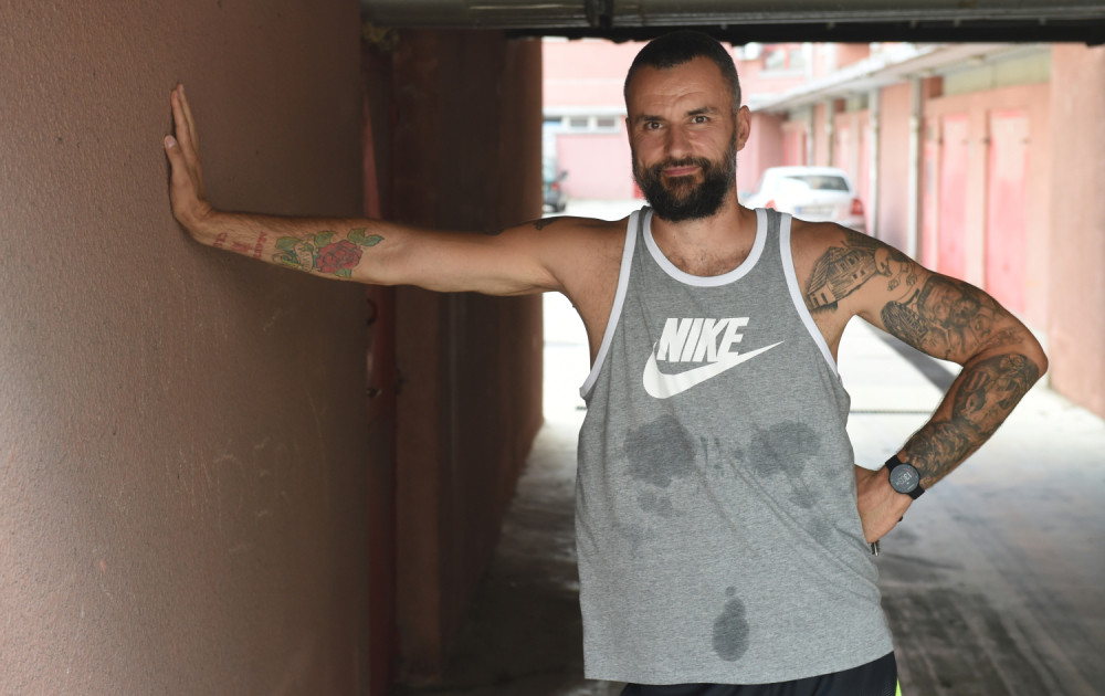 "Pala sam na zemlju, nastavio je da me bije! Ćerku udarao glavom o stepenik!"