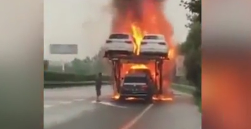 Kamion gori, on spasava tovar (VIDEO)