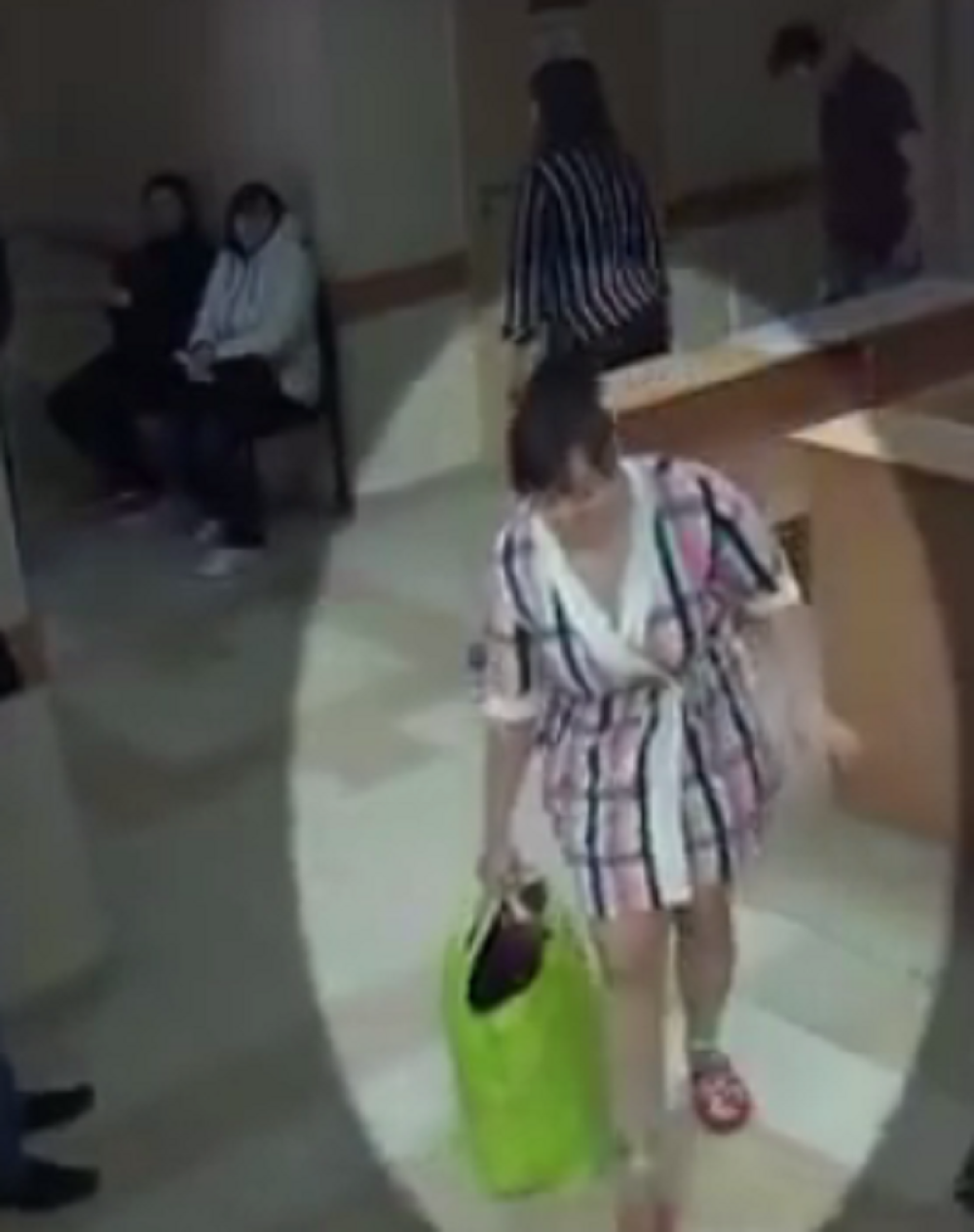 Ukrala novorođenče iz bolnice! (VIDEO)