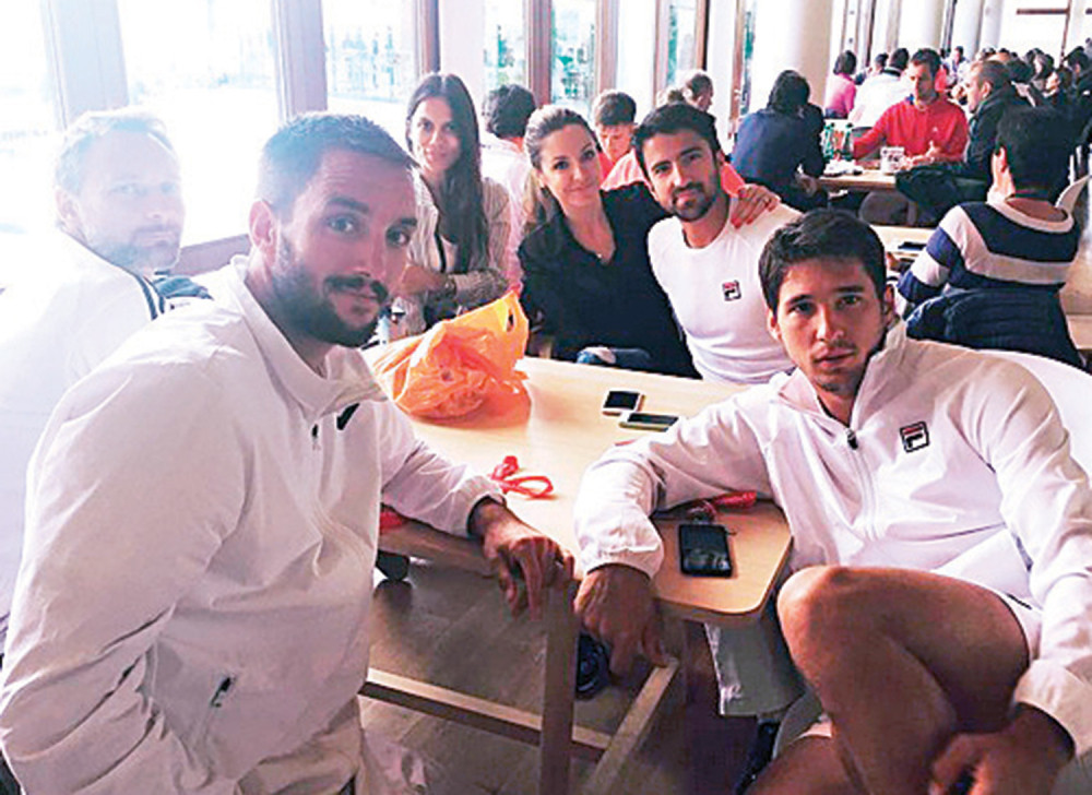 Teniseri se odmaraju od treninga