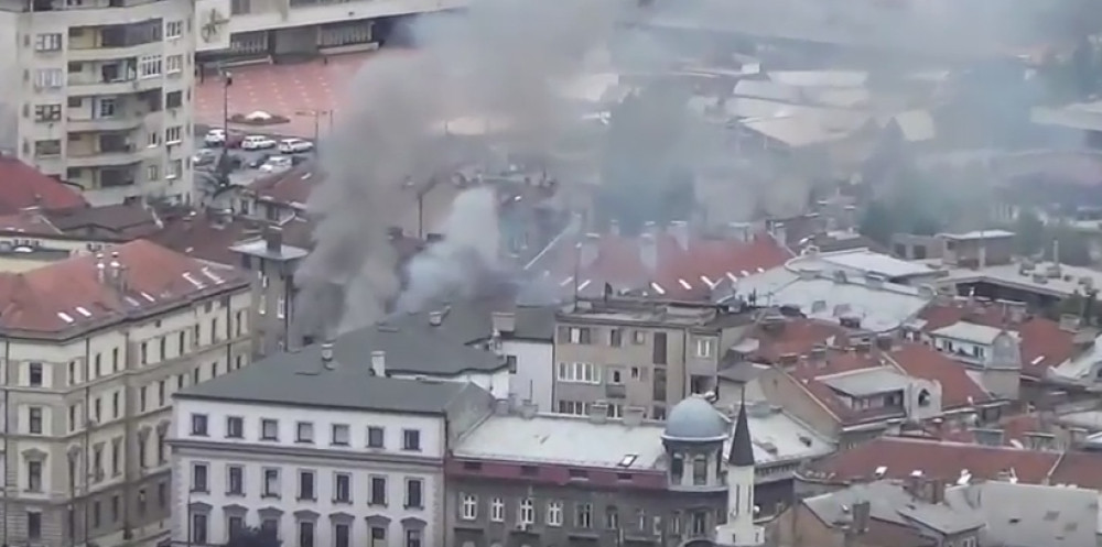 Gorela stambena zgrada u centru grada