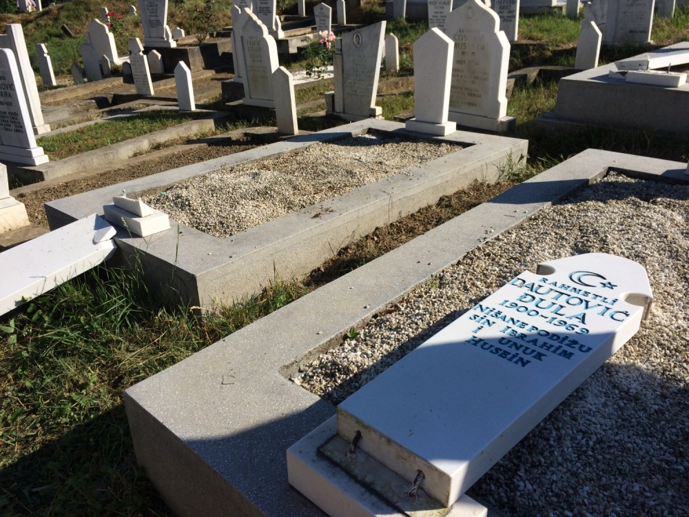 Uništili 25 nadgrobnih spomenika na Bajram