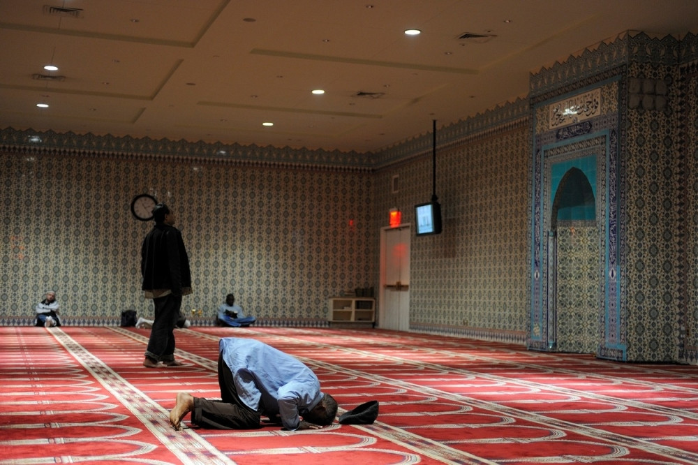 Prebijeni mladi muslimani ispred džamije