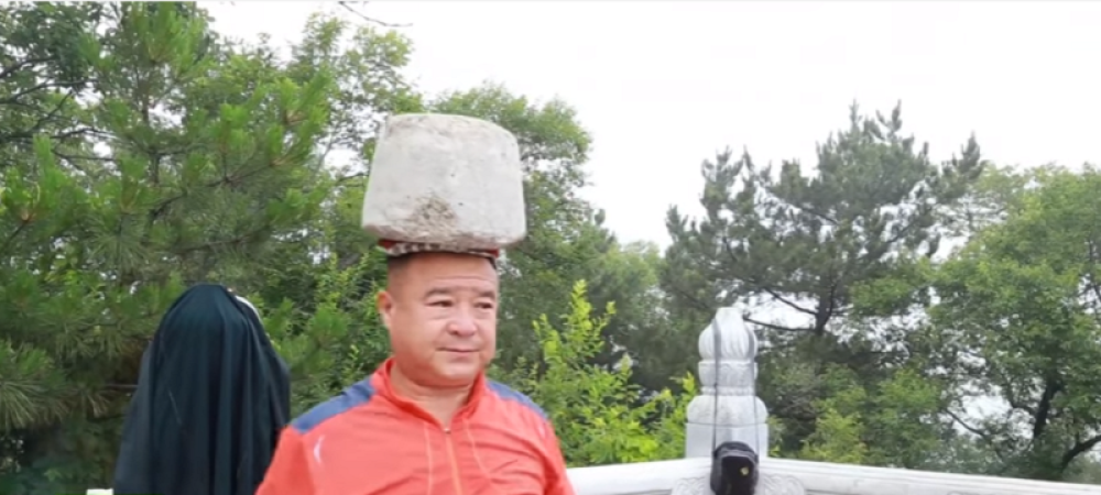 Trči s kamenčugom na glavi (VIDEO)