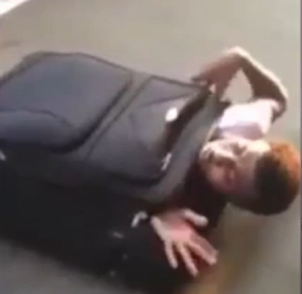 Migrant se spakovao u kofer (VIDEO)